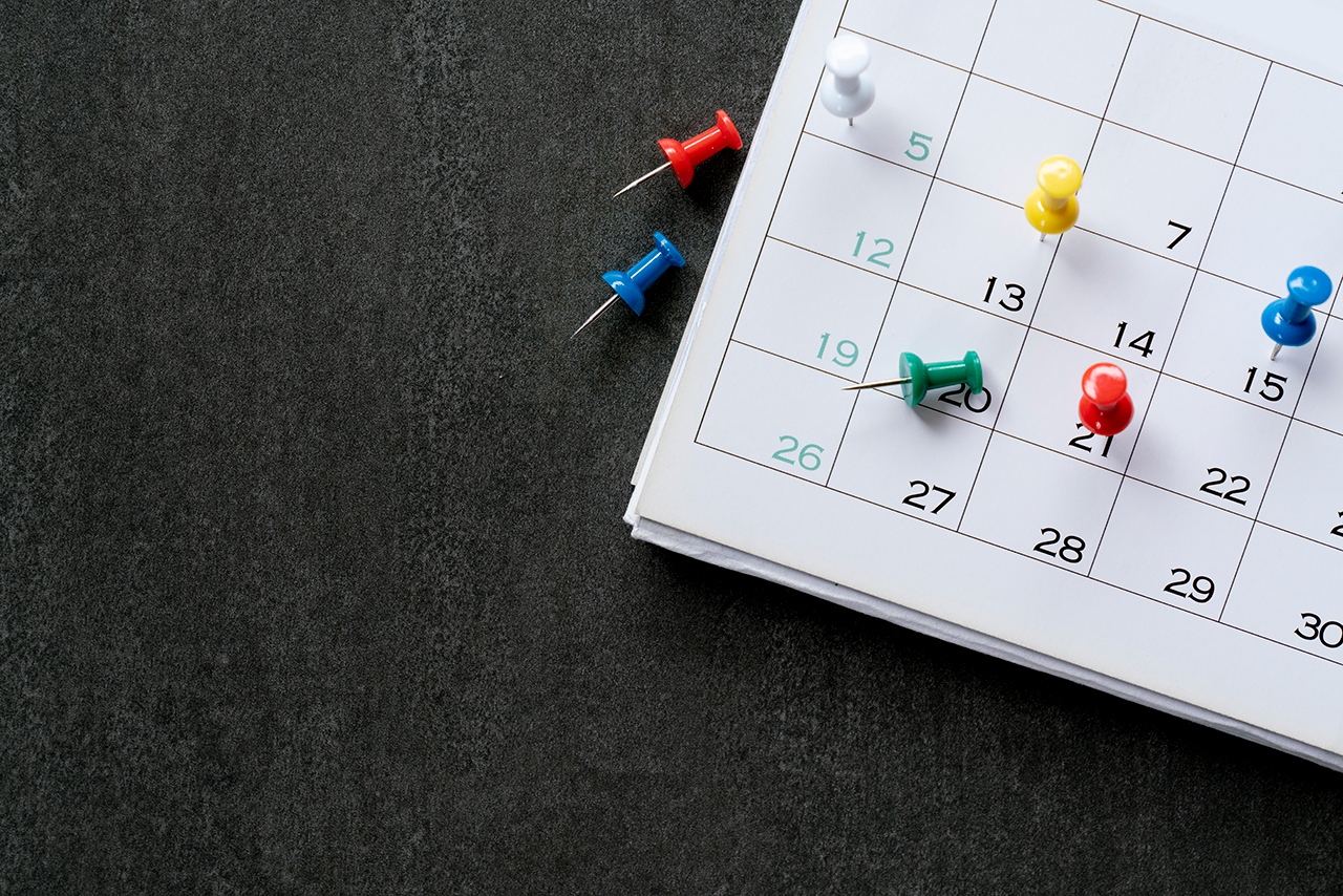 primer plano-de-pin-en-calendario-planificación-para-reuniones-de-negocios-o-concepto-de-planificación-de-viajes